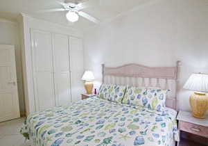 Easy-Going Beachfront Apartment with Pool - Leith Court 11