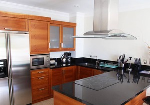 Luxury One Bedroom Beach Front Condo in Paynes Bay