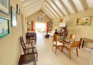 The Gem is located a few minutes walk to the gorgeous Bottom Bay Beach