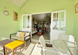 The Gem is located a few minutes walk to the gorgeous Bottom Bay Beach