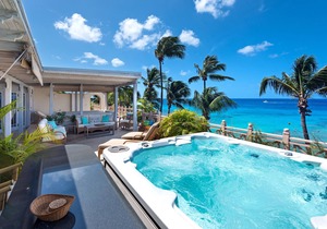 This Penthouse is situated directly on a beautiful sandy beach and has a wonderful roof deck terrace