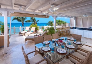 This Penthouse is situated directly on a beautiful sandy beach and has a wonderful roof deck terrace
