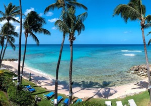 This Penthouse is situated directly on a beautiful sandy beach and has a wonderful roof deck terrace