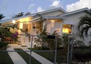 Tropical Beachside Cottage, 2 Bedroom/AC in tropical garden