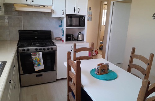 West Terrace House | 3 bed close to the beach, Wendy's Sports Bar, transport and Jordan's supermarket