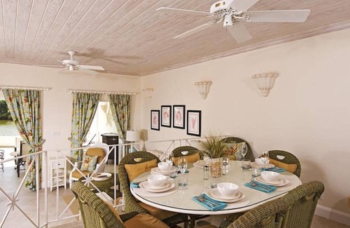 Deanes Villa | 3bed,3.5 bath, beach access, housekeeping, wifi, pool and more!