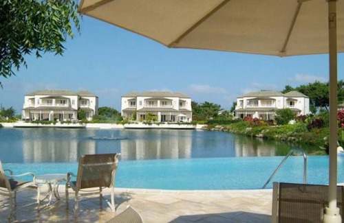Deanes Villa | 3bed,3.5 bath, beach access, housekeeping, wifi, pool and more!