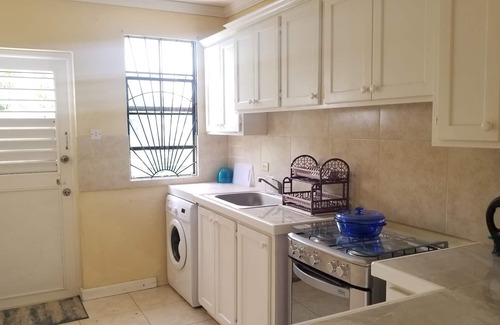 Gibbons Boggs Apartment | Air Conditioned 1 Bedroom Apartment 5 minutes away from Miami Beach