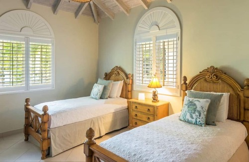 Halcyon Heights House | Aliseo · Stunning & Rare Ultra Luxury Beachfront Villa