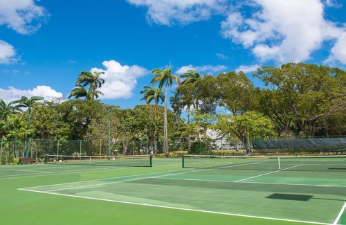 Porters Apartment | Beachfront Apartment With A Large Communal Pool And Close To Restaurants