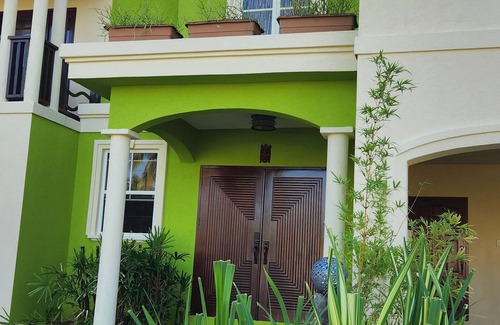 Retreat House | Beautiful 4-bedroom house in Maynards with WiFi in close proximity to 2 marinas
