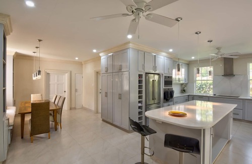 Porters Villa | Beautiful family home on private road - 3 minutes walk to beach