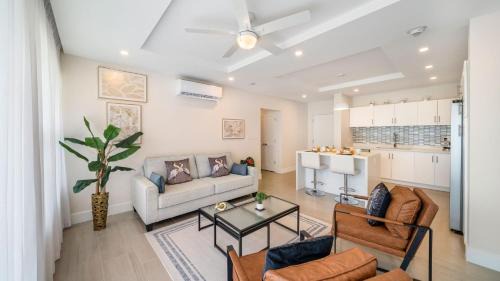 Little Battaleys Apartment | Coral Beach 202 condo
