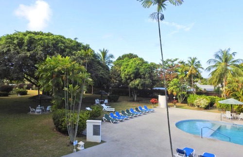 Lascelles Condo | Cosy apartment with pool and garden view