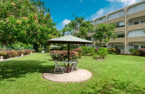 Lascelles Condo | Cosy apartment with pool and garden view