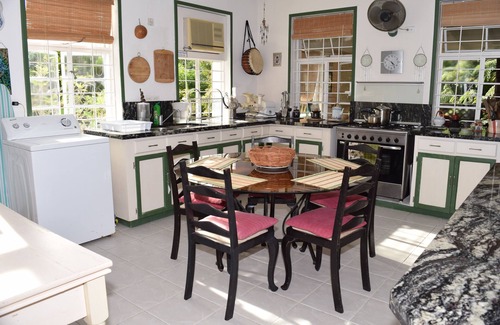 Two Mile Hill House | Eco-friendly Conch room in the Hummingbird apartment