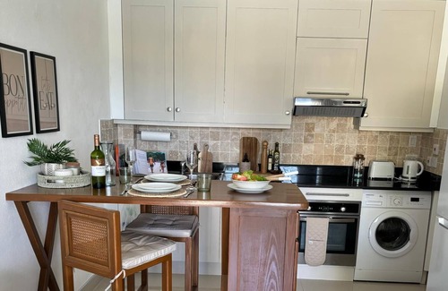 Weston Apartment | Great Apartment with pool, 5min walk to the beach & easy access to restaurants