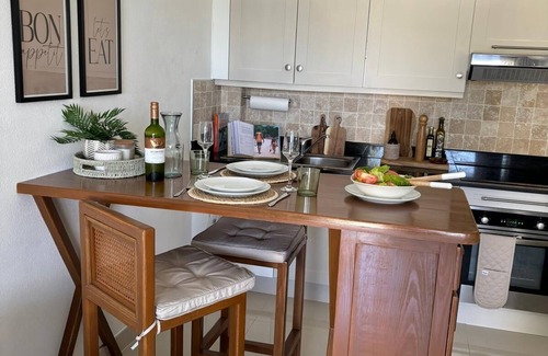 Weston Apartment | Great Apartment with pool, 5min walk to the beach & easy access to restaurants