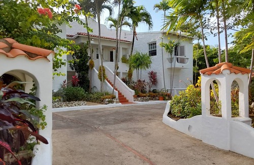 Mullins Apartment | Large Secure 2 Bedroom Apartment with large pool steps to Mullins Beach