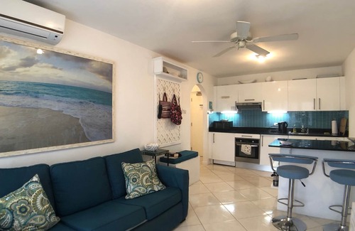 Holetown Apartment | pied-a-terre, stunning, close to the Holetown beach and amenities