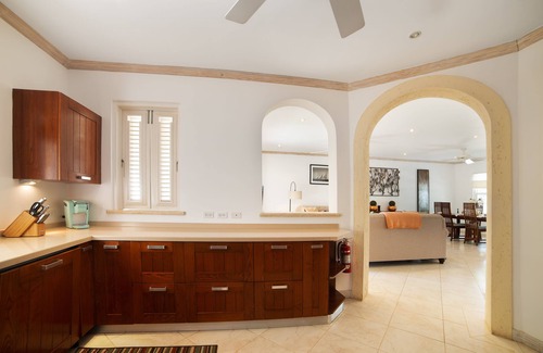 Little Battaleys House | Sea-renity, 5 minutes walk to Mullins Beach. Battaleys Mews estate.