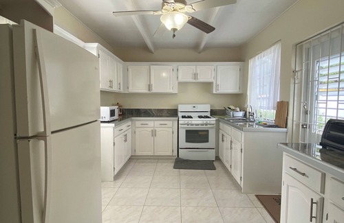 Worthing House | Spacious 6-bedroom house in lovely Christ Church with WiFi, AC