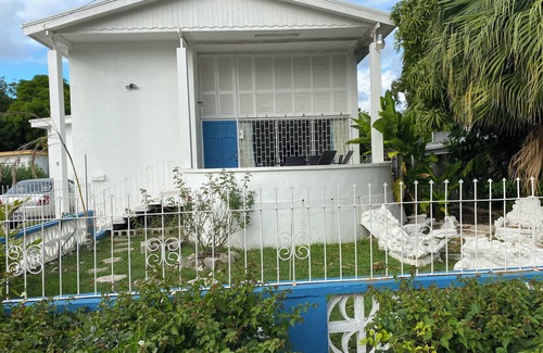 Worthing House | Spacious 6-bedroom house in lovely Christ Church with WiFi, AC