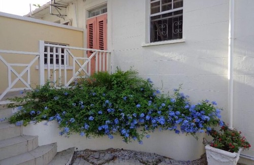 Enterprise House | 'Suits Me' Vintage South Coast Home with Fantastic Sea View!