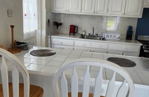 Mount Standfast House | Sunset Nook: Cozy one bedroom apartmentnn
