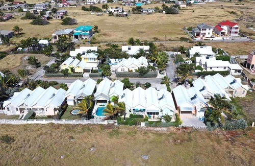 Apple Hall House | The Gem is located a few minutes walk to the gorgeous Bottom Bay Beach