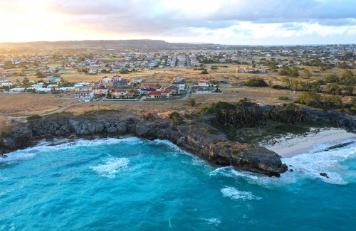 Apple Hall House | The Gem is located a few minutes walk to the gorgeous Bottom Bay Beach