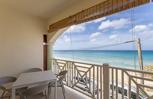 Douglas Apartment | White Sands G4 - Beachfront