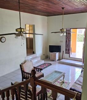Lascelles House | Wonderful 3 Bedroom Home Close To Everything