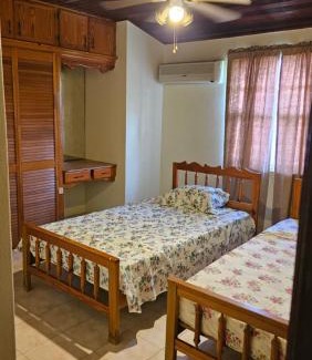 Lascelles House | Wonderful 3 Bedroom Home Close To Everything