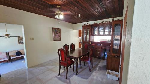Lascelles House | Wonderful 3 Bedroom Home Close To Everything