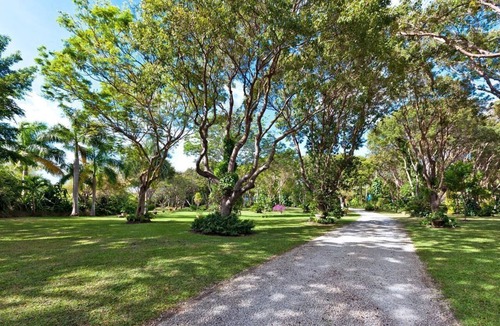 Clinketts House | 11 Acre Estate with Beach Facility - Fustic House