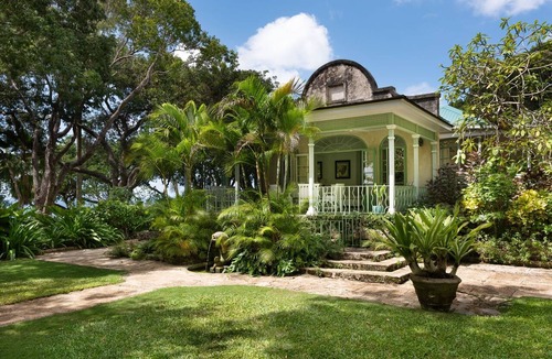 Clinketts House | 11 Acre Estate with Beach Facility - Fustic House