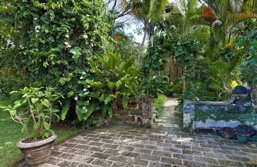 Clinketts House | 11 Acre Estate with Beach Facility - Fustic House