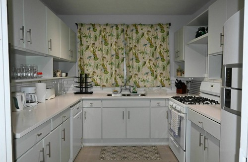 Durants Apartment | 2 minute walk to Brighton's Beach, Apt on a quiet street