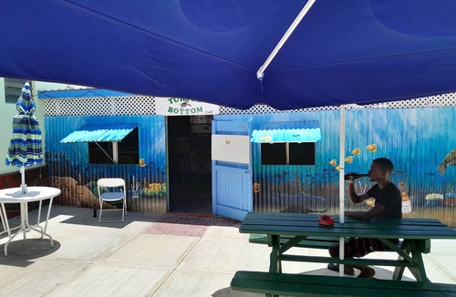 West Terrace House | 3 bed close to the beach, Wendy's Sports Bar, transport and Jordan's supermarket