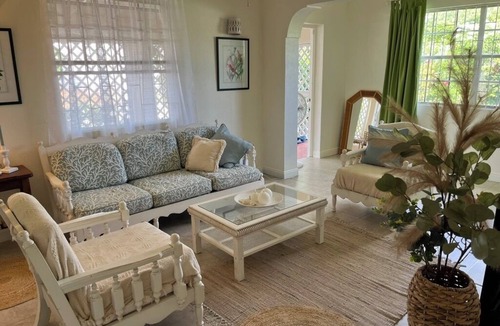 Marine Gardens House | 3 Bedroom Family Cottage 5 mins walk to beach and all amenities