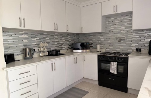 Clermont House | 3-bedroom house in beautiful Saint Michael with AC and charm