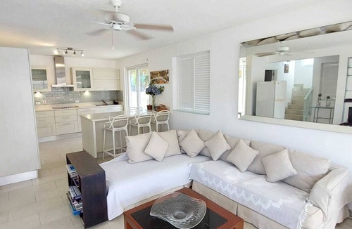 Porters Villa | 3 bedroom Villa in Holetown, Barbados. Walk to Beach, and Pool access.