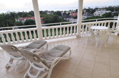 Mullins House | #3 Eastry Gardens - Cozy 1BR Studio w Ocean View