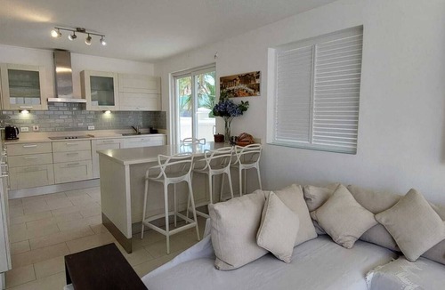 Porters Villa | 3BR Caribbean Home in Porters | Walk to Beach & Pool