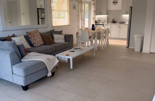 Porters Apartment | 3BR Holetown Near to Beach, Mango Court - by ZenBreak
