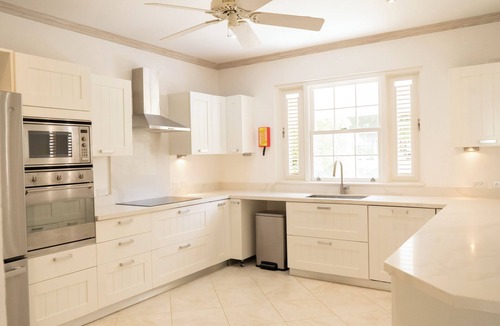 Mullins House | 3BR Luxury Villa 3-Min Walk to Beach & Sea Shed Spa Pool
