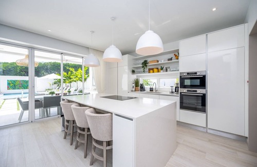 Porters House | 7 Minute walk to BEACH/Brand New Luxury Villa/Sleeps 10