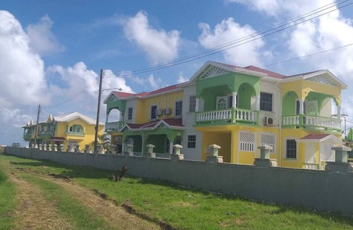 Apple Hall House | 8Bed 8bath 2half bathroom Airconditioning Kitchen Wi-Fi sleeps16 5min Bottom Bay
