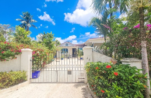 Sandy Lane Cottage | Adorable Sunset Crest Home Near the Beach, Communal Pool, Full Kitchen, SmartTV